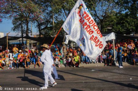 Barrios zeigen stolz ihre Fahne