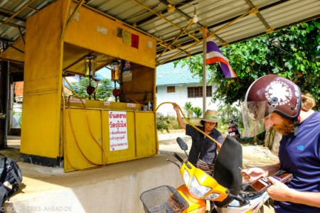 Tankstelle in Thailand - ganz manuell mit Handpumpe
